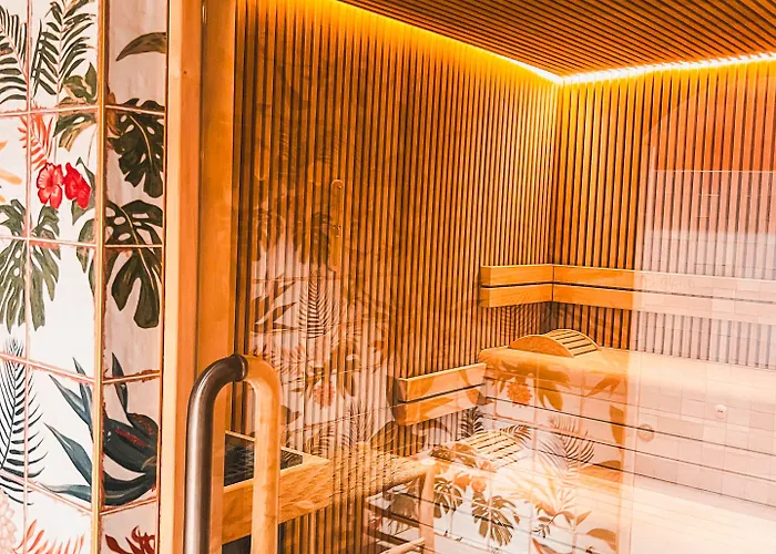 Hotel Bloom House & 4*