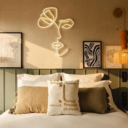 Bloom House & باريس