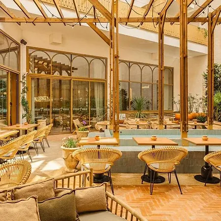 Bloom House & فندق