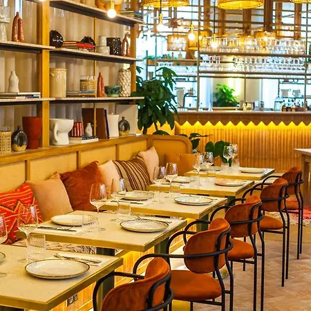 Bloom House & فندق