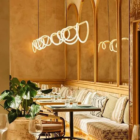 Bloom House & Hotell