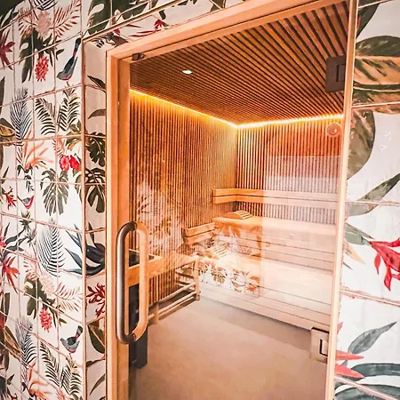 Hotel Bloom House & 4*