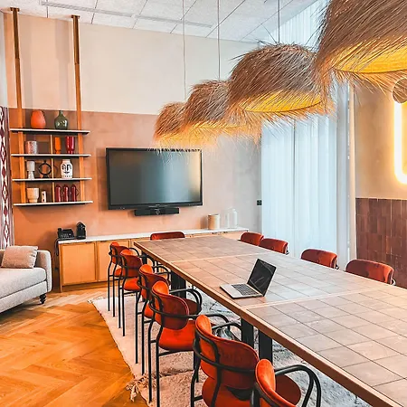 Hotel Bloom House & 4*