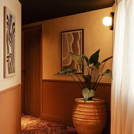 Bloom House & 4*