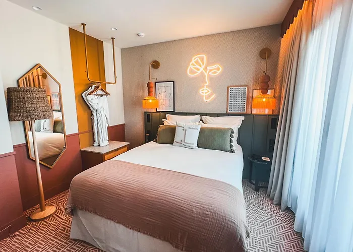 Bloom House & Отель Париж