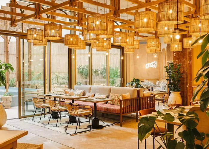 Bloom House & Отель Париж