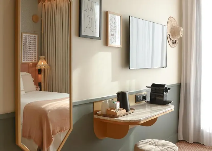 Отель Bloom House &