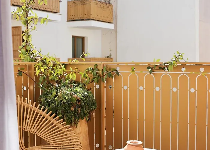 Отель Bloom House &