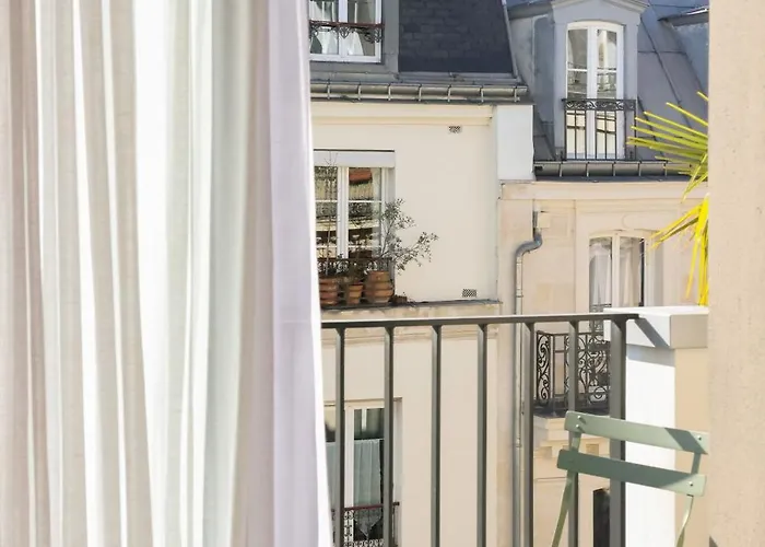 Bloom House & 4* Париж