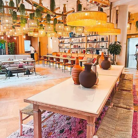 酒店 Bloom House & 4*