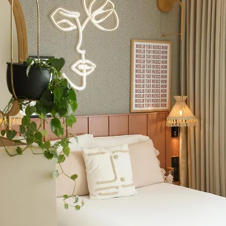 酒店 Bloom House & 4*